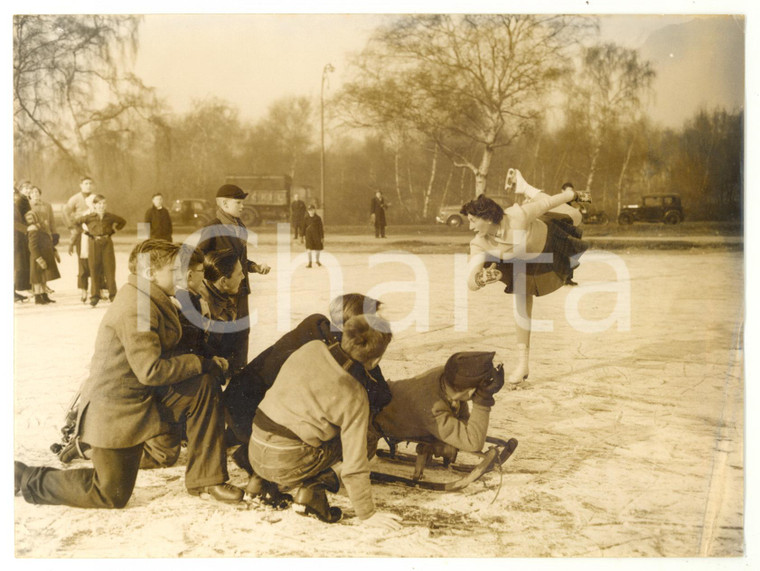 1956 LONDON Youngsters on the edge of the ice watching Bettina LEE skating
