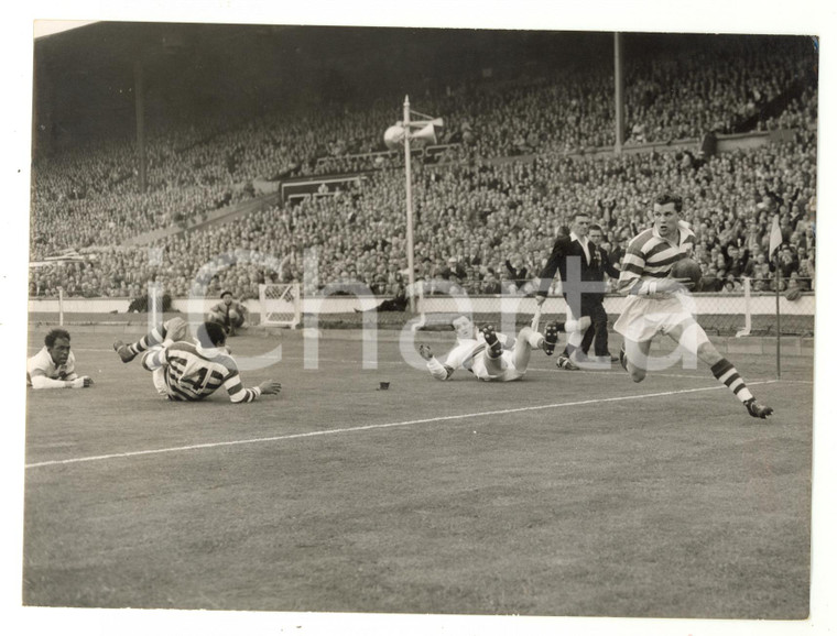 1958 LONDON FA Cup Final - WIGAN player Mick SULLIVAN crossing the line *Photo
