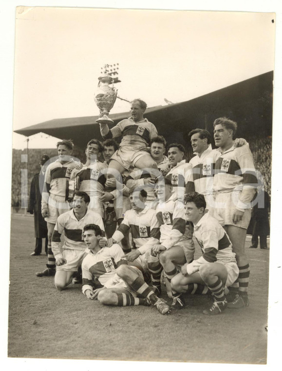 1956 LONDON RUGBY LEAGUE St Helens - Halifax 13-2 - The winners raising the cup