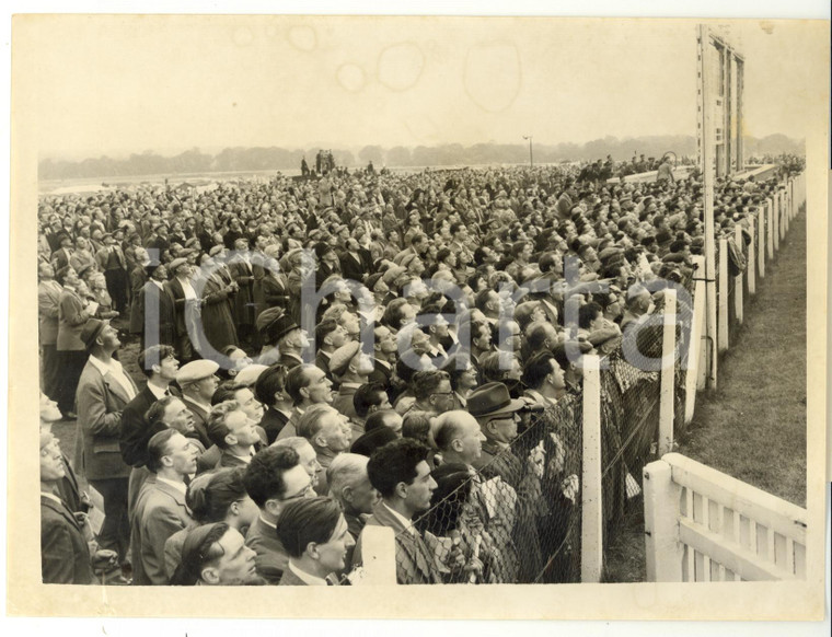 1956 KING GEORGE VI AND QUEEN ELIZABETH STAKES The crowd looking at the race