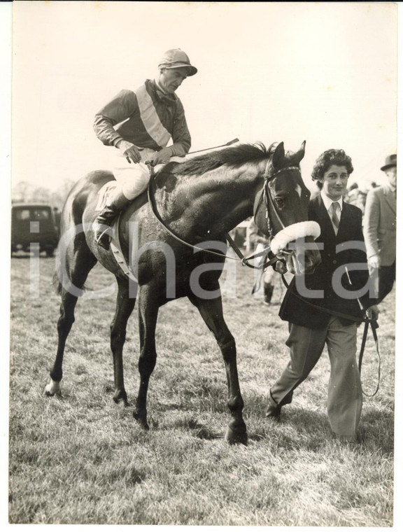 1957 HORSE RACING Harry CARR in the saddle of TEMPEST *Photo 15x20
