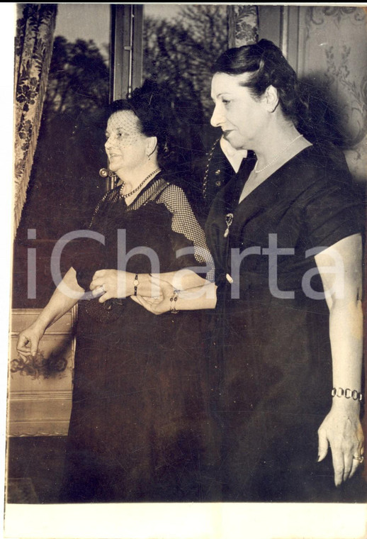 1954 PARIS ELYSEE Germaine COTY accompagna Michelle AURIOL in visita - Foto