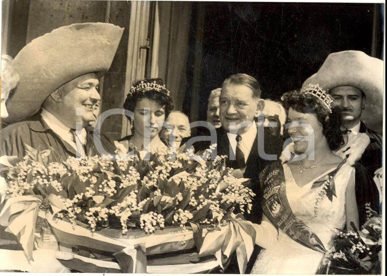 1958 PARIS 1er Mai - Réné COTY avec Mauricette LEJEUNE reine des Halles *Photo