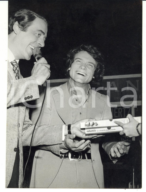 1970 CANTAGIRO Massimo RANIERI riceve caramelle NATURELLA *Foto 13x18