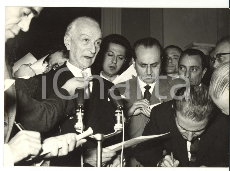 1960 ROMA Antonio SEGNI rilascia dichiarazioni ai giornalisti *Foto 18x13 cm