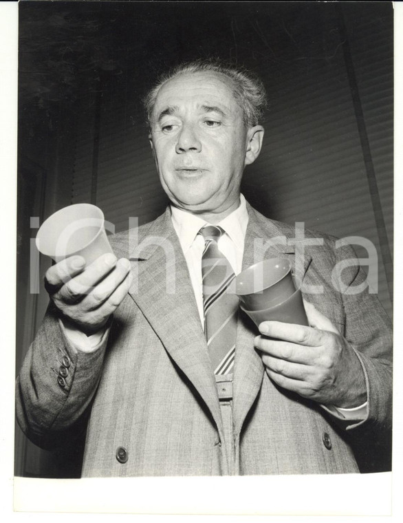 1963 MILANO Premio Nobel per la Chimica Giulio NATTA nel suo laboratorio *Foto