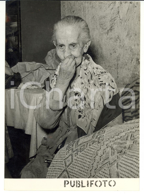 1955 ca PALERMO Rosalia DI FEDE la donna più vecchia d'Italia fiuta il tabacco