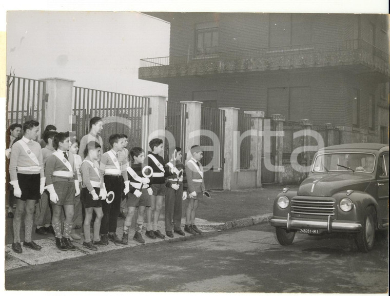 1955 ca MILANO Scuola elementare G. Mazzini - Alunni vigile dirigono il traffico