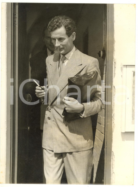 1953 LONDON Peter TOWNSEND smoking a cigarette at his arrival *Photo
