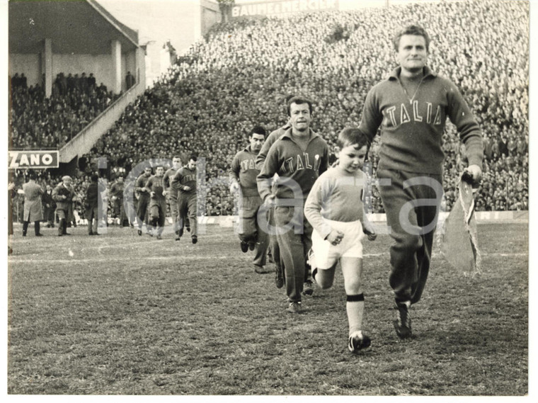 1955 ca ITALIA CALCIO Ingresso della NAZIONALE con Giampiero BONIPERTI *Foto