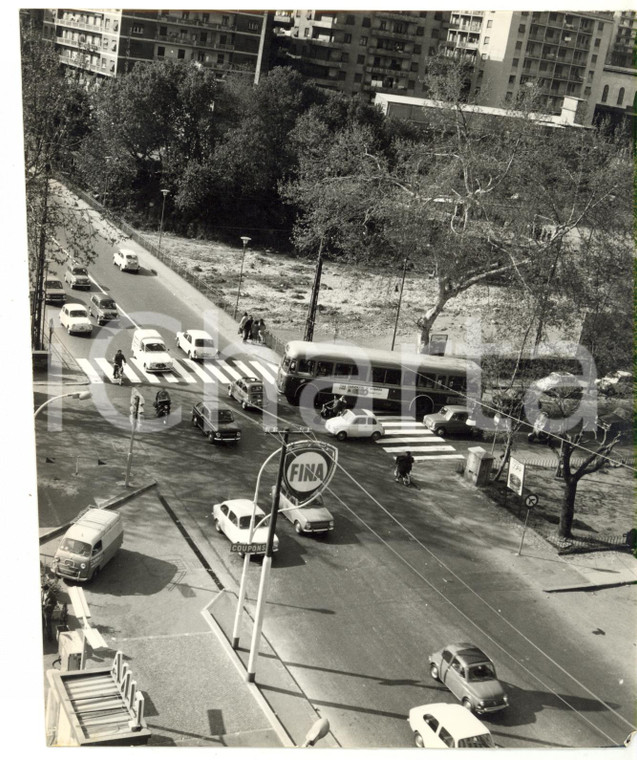 1965 ca GENOVA Strada trafficata - Distributore benzina FINA *Foto VINTAGE 16x20
