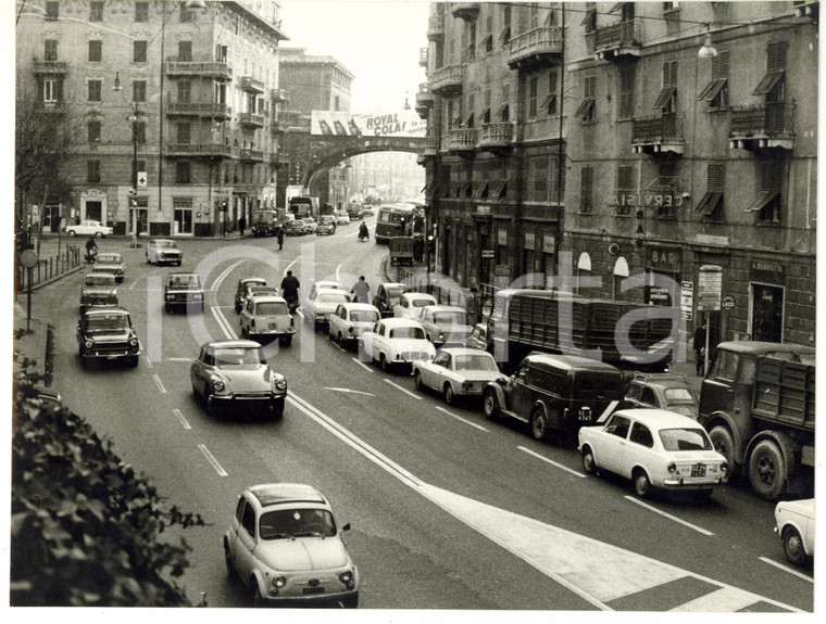 1965 ca GENOVA Strada trafficata - Pubblicità ROYAL COLA *Foto VINTAGE 24x18 cm