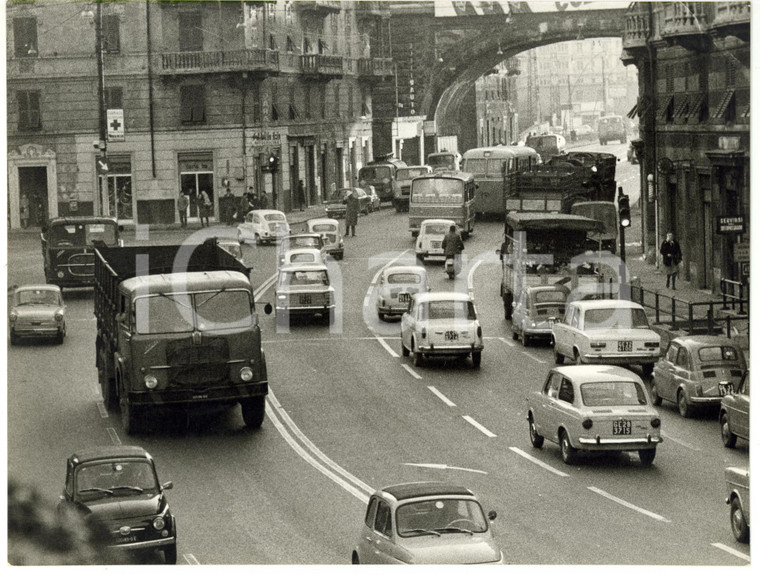 1965 ca GENOVA - CORNIGLIANO Veduta strada trafficata *Fotografia VINTAGE 24x18