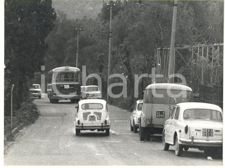 1965 ca GENOVA Traffico nella periferia della città *Fotografia VINTAGE 24x18