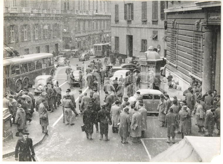 1956 GENOVA Nevicata - Ragazzi all'uscita da scuola *Foto VINTAGE 24x18 cm