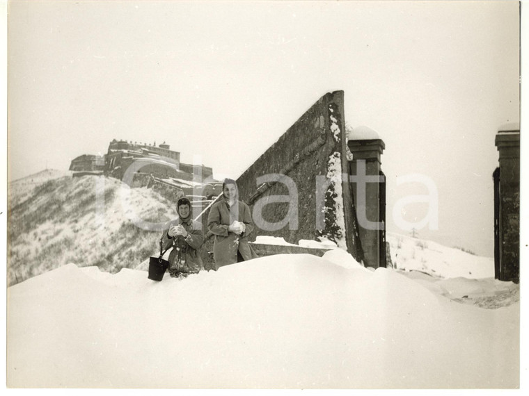 1956 GENOVA Ragazze giocano a palle di neve *Fotografia VINTAGE 24x18 cm