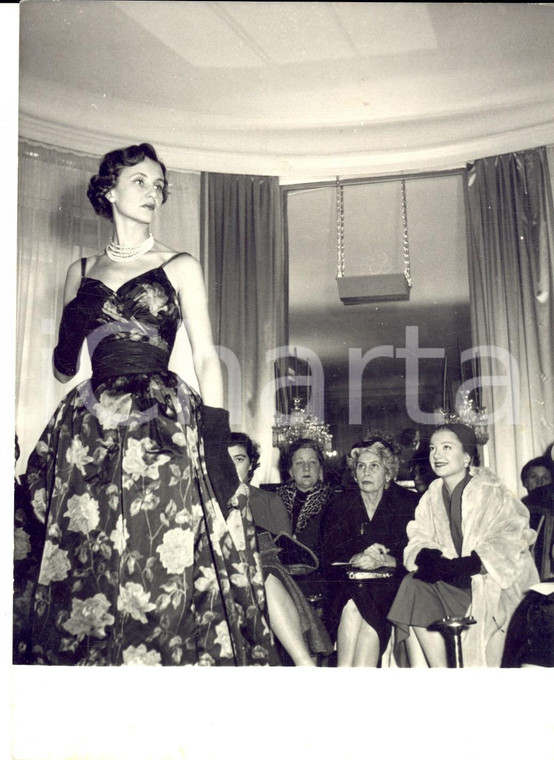 1954 PARIS Attrice Ann BAXTER in visita presso l'atelier BALMAIN - Foto 13x18 cm