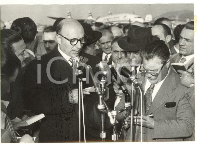1955 ROMA AEROPORTO CIAMPINO Mario SCELBA rilascia dichiarazioni ai giornalisti