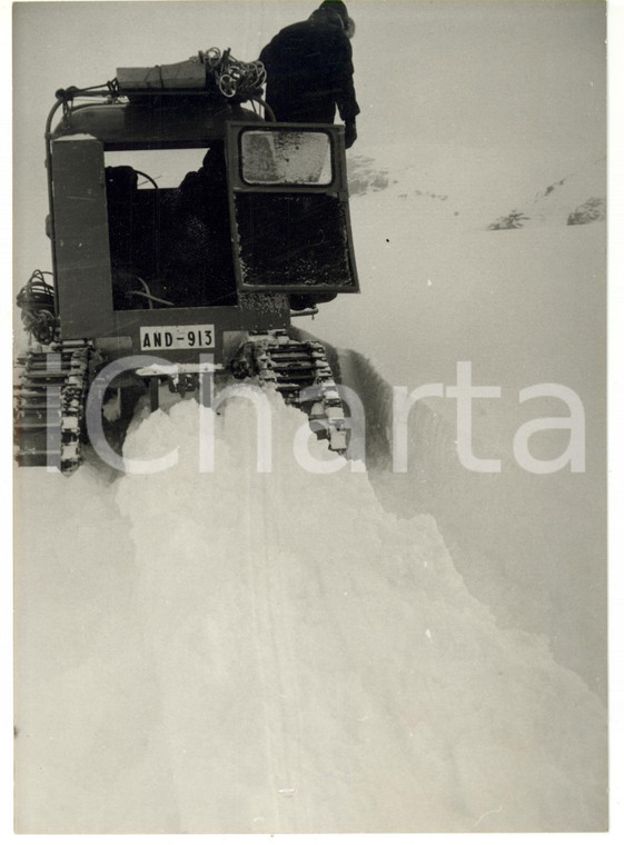 Febbraio 1957 CERVINIA Gatto delle nevi durante operazioni di soccorso *Foto 