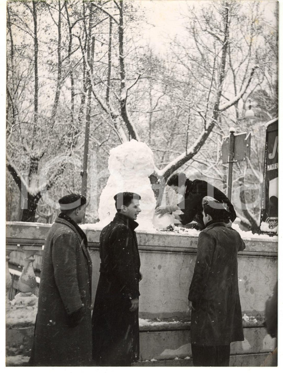 1956 ROMA Ragazzi costruiscono un pupazzo di neve *Foto 13x18 cm