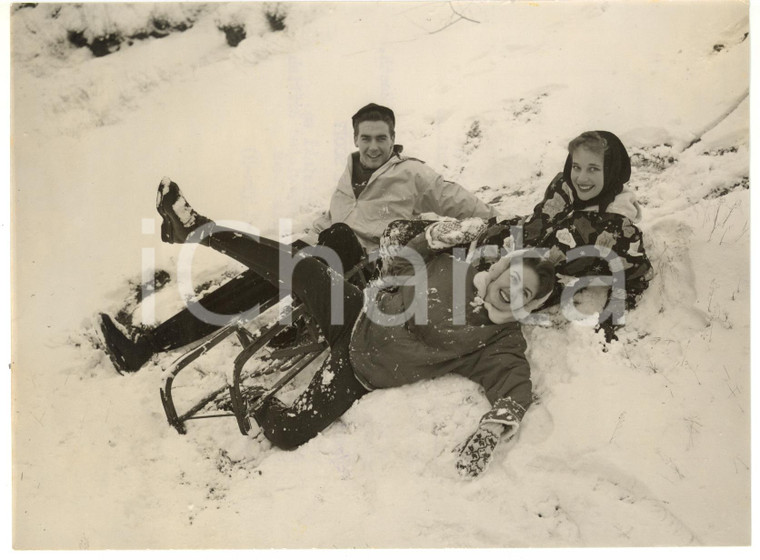 1956 LONDON Vernon GRAY - Janette SCOTT - Sylvia SYMS having fun in the snow
