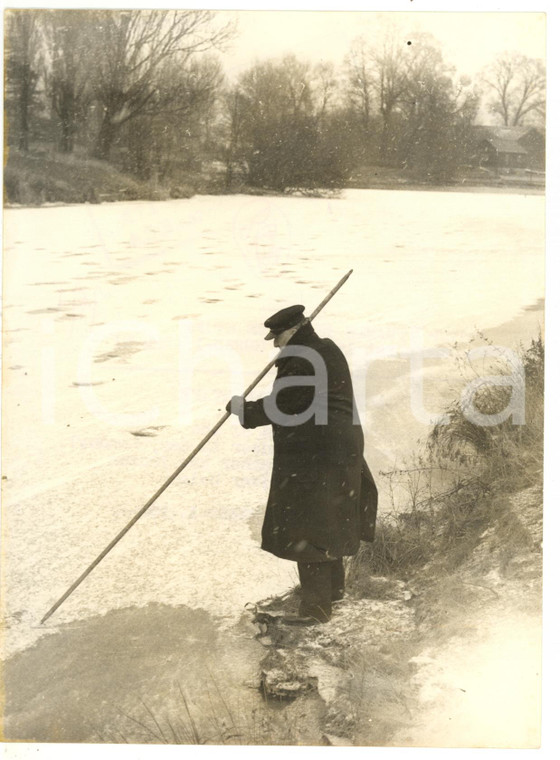 1954 WINDSOR A man prodding the ice of the River Thames *Photo 15x20