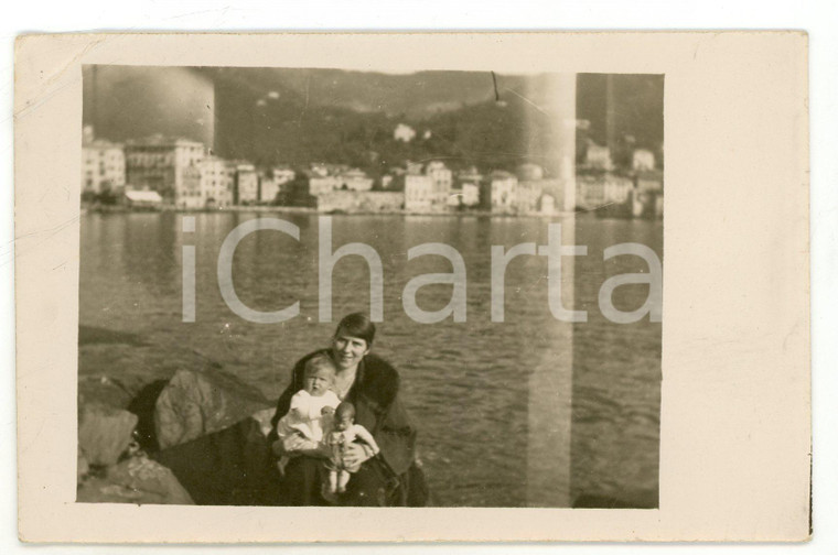 1920 RAPALLO (GE) Donna in riva al mare con bambina e bambola - Foto