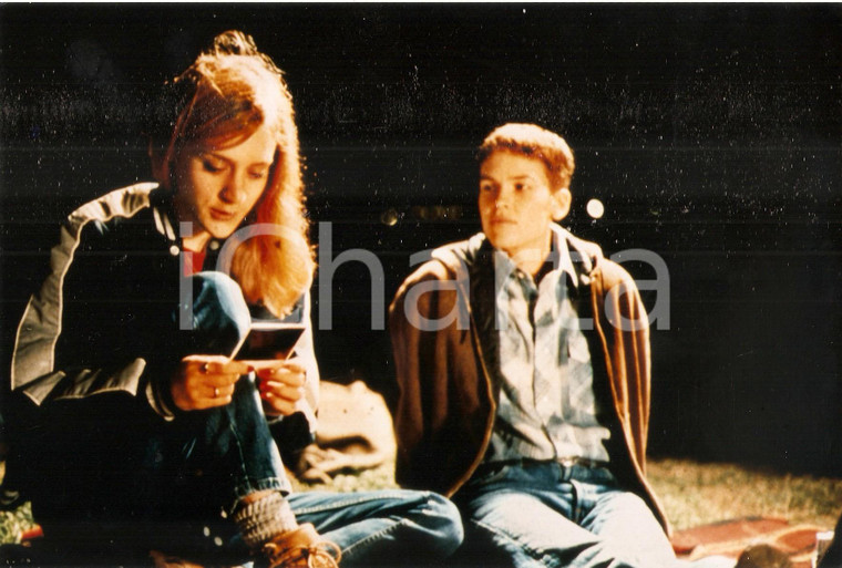 1999 BOYS DON'T CRY Hilary SWANK and Chloë SEVIGNY look at a polaroid *PHOTO 22x15