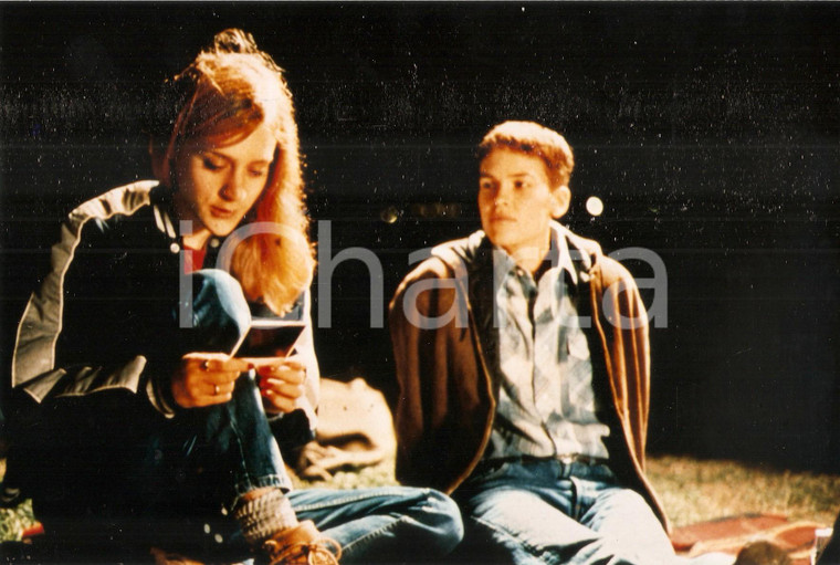 1999 BOYS DON'T CRY Hilary SWANK and Chloë SEVIGNY look at a polaroid *PHOTO