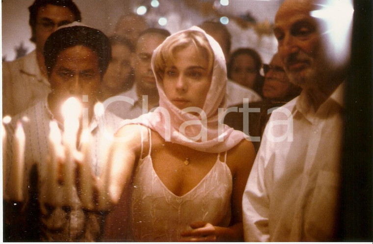 2000 ESPERANDO AL MESIAS Melina PETRIELLA lights a candle in a sinagoga *PHOTO