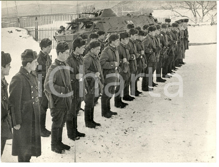 1980 ca MOSCA ARMATA ROSSA Soldati nella neve con carro armato - Foto reportage