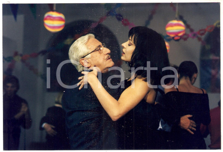 1998 INCONTRI PROIBITI Alberto SORDI balla con Valeria MARINI *Foto 20x13 cm