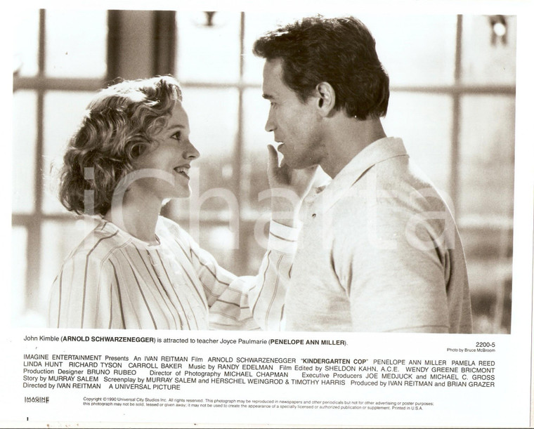 1990 KINDERGARTEN COP  Penelope Ann MILLER caresses Arnold SCHWARZENEGGER *Photo