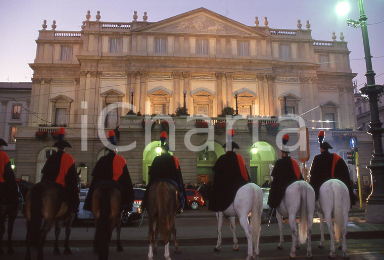 35mm vintage slide* 1990 MILANO Carabinieri a cavallo al Teatro alla Scala (2)