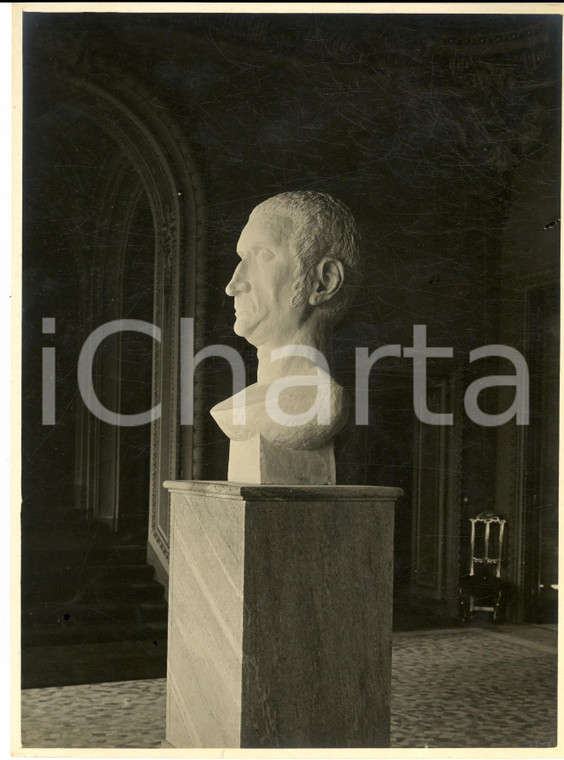 1935 ca COMO Villa OLMO - Mostra di scultura - Sala con busto - Foto MANDELLI