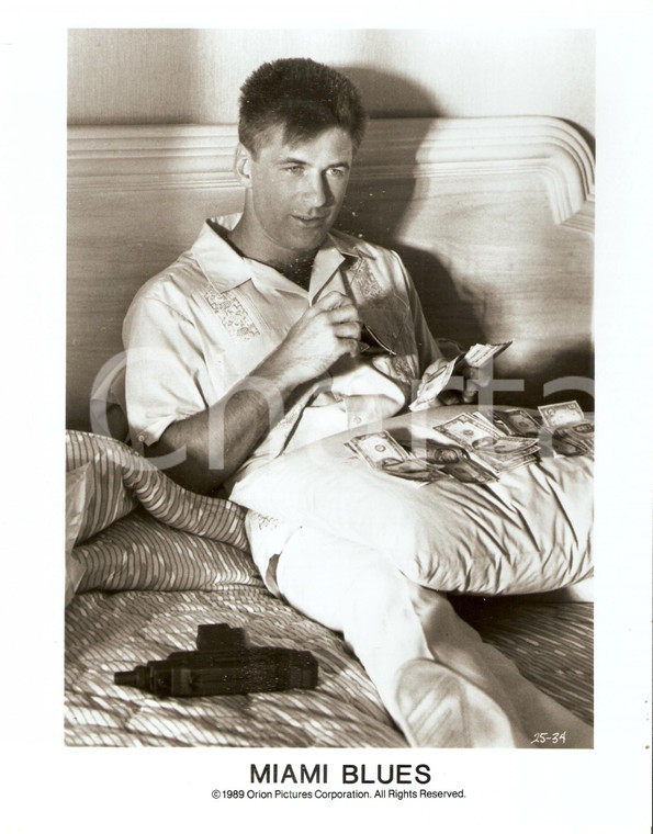 1990 MIAMI BLUES Alec BALDWIN counts money in bed *Photo CINEMA 20x25 cm