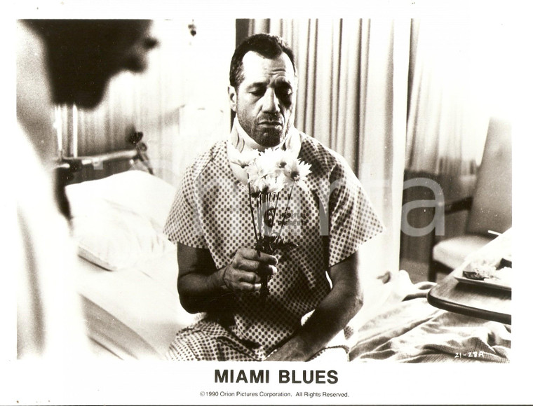 1990 MIAMI BLUES Fred WARD smells a bouquet at the hospital *Photo 24x18 cm