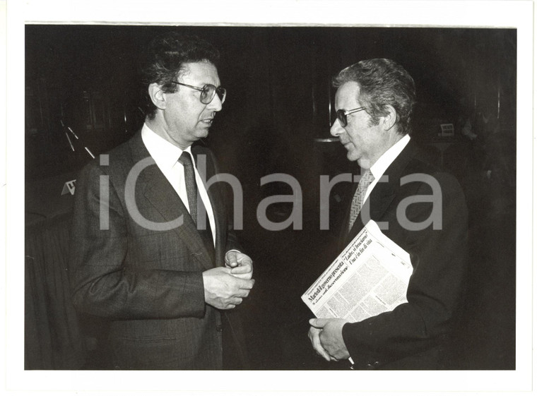 1985 ca MILANO Roberto MAZZOTTA a colloquio con Luigi VENEGONI *Foto 24x18