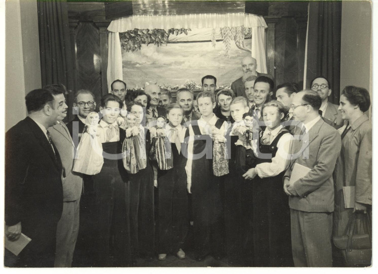 1955 ca LENINGRADO URSS Delegazione socialista al teatro dei burattini *Foto