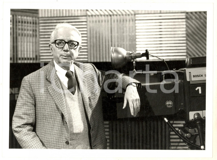 1985 ca RAI UNO - LINEA DIRETTA Enzo BIAGI appoggiato a una telecamera *Foto