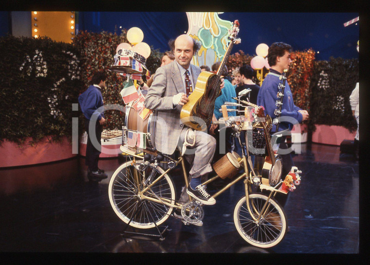 35mm vintage slide* 1985ca DRIVE IN Italia 1 Musicista in bicicletta *