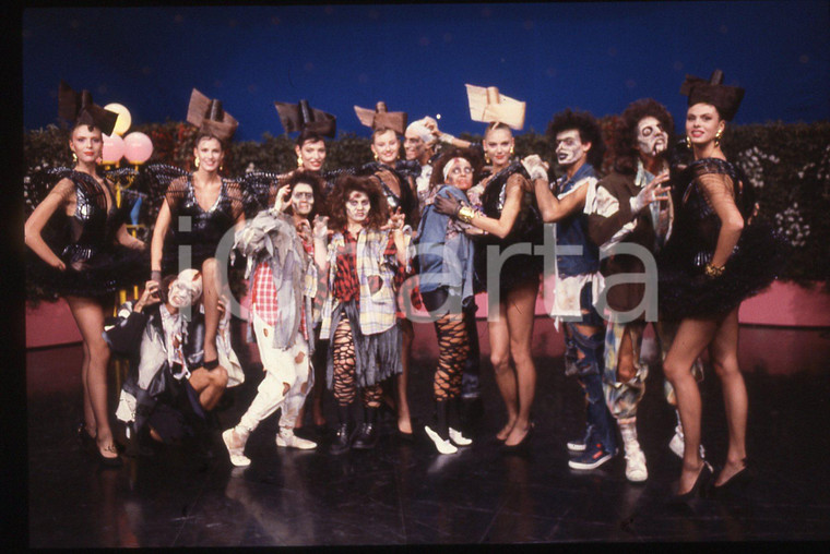 35mm vintage slide* 1985 DRIVE IN Italia 1  Gruppo di Zombies e ragazze Bombers