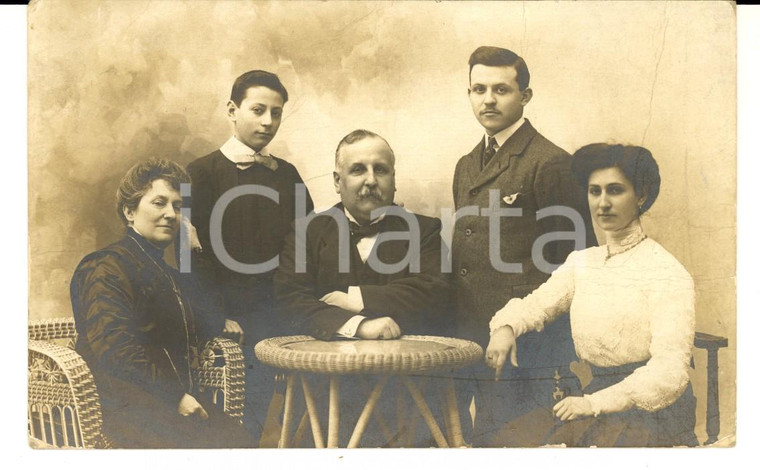 1920 ca MILANO Gruppo di famiglia intorno al tavolo *Foto Luca COMERIO