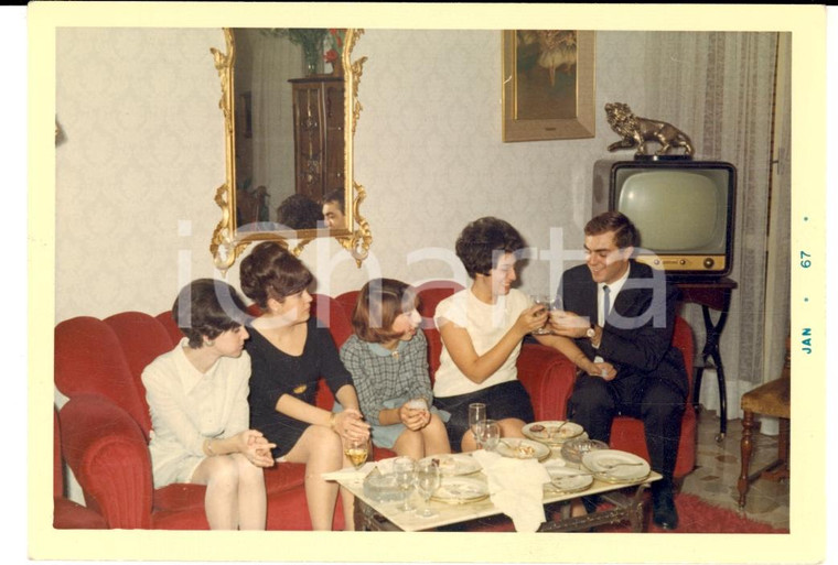 1966 MILANO Festa di fidanzamento con invitata in giarrettiere ^Foto VINTAGE