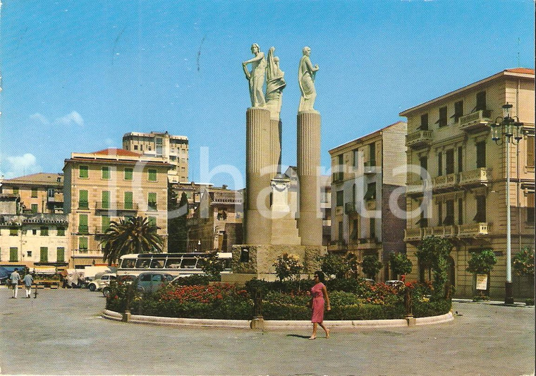 1976 LAVAGNA (GE) Donna passeggia in Piazza Vittorio Veneto *Cartolina FG VG