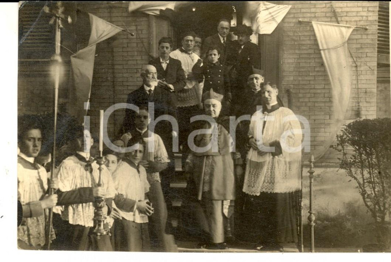 1928 ROMA Vescovo della curia celebra Prima Comunione in parrocchia *Foto FP VG