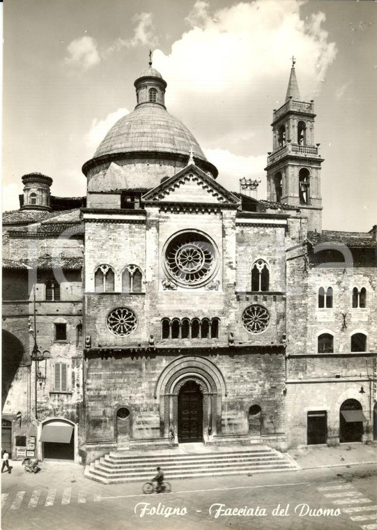 1960 ca FOLIGNO (PG) Facciata del DUOMO *Cartolina ANIMATA con bicicletta FG NV