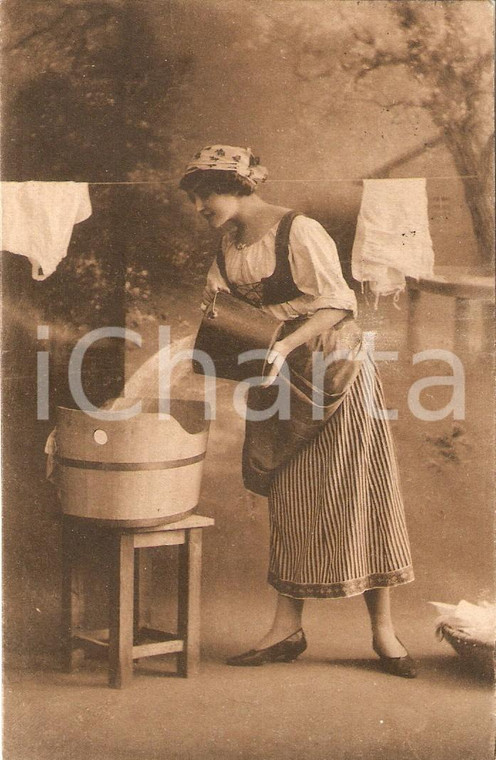 1916 Lavandaia con biancheria, secchio e mastello