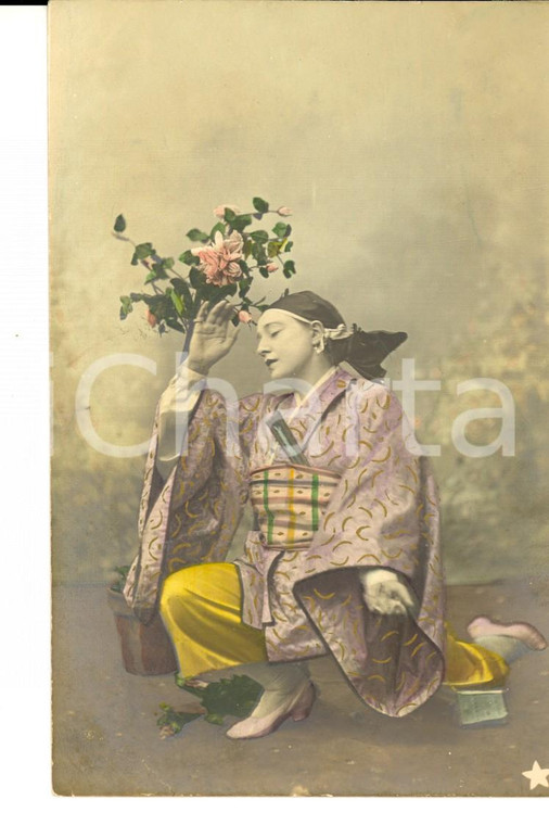 1900 ca COSTUMI Giovane innamorato vestito da giapponese *Cartolina VINTAGE FP