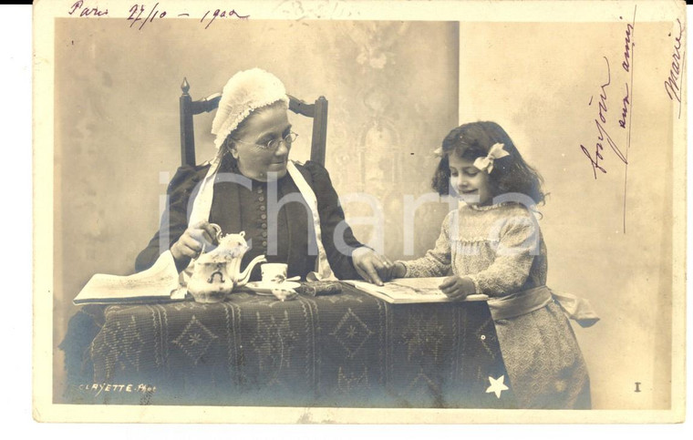 1902 GRASSE (F)  Bambina legge con la nonna durante un the *Cartolina CLAYETTE